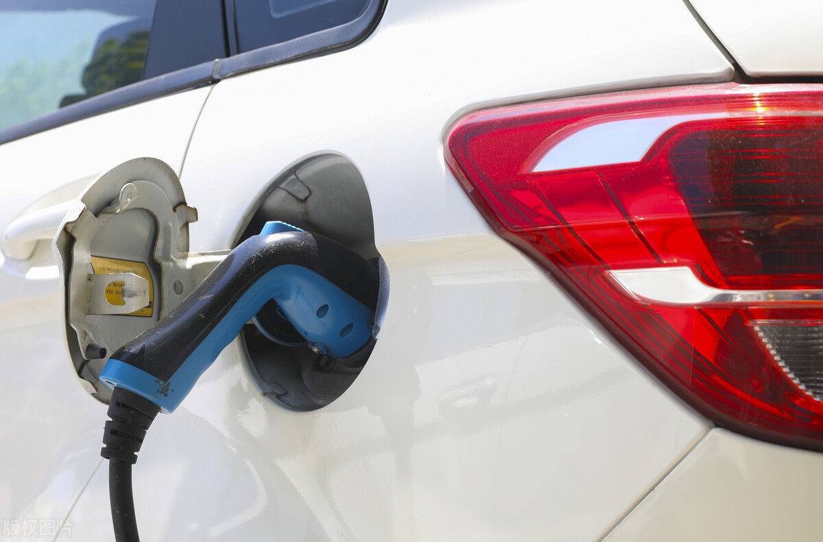 买燃油车还是电车,买油车好还是电车好