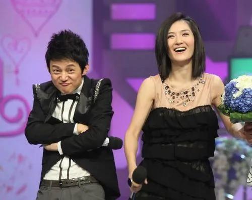 17年努力护着4个兄弟姐妹，最后却都离他而去，何炅老了，也累了