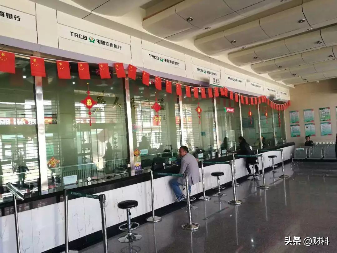 银行前台为什么都是年轻人,银行的前台柜员为什么都是年轻人