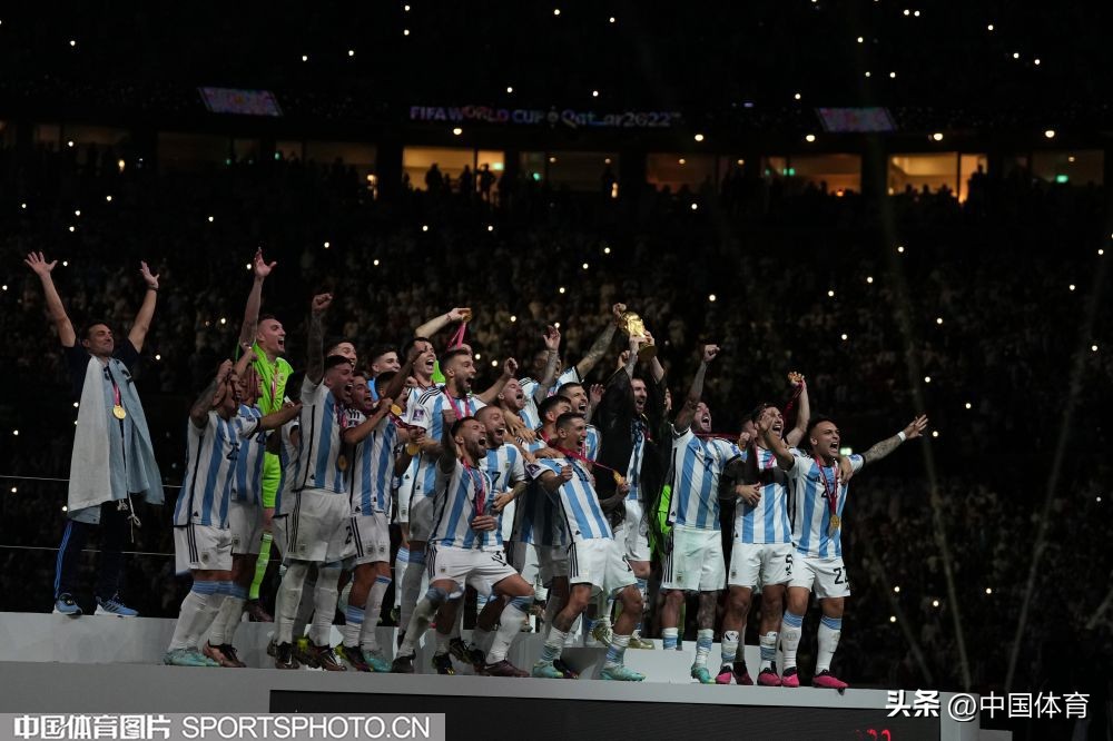 卡塔尔世界杯阿根廷捧起大力神杯,卡塔尔世界杯阿根廷大力神杯