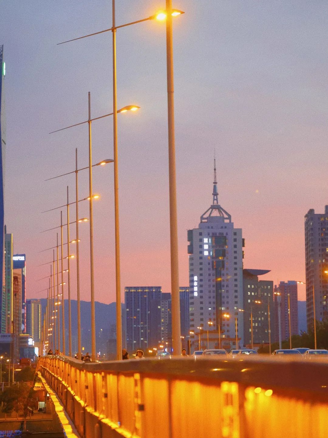 街拍迎泽丨用多巴胺配色，打开迎泽的夏天！