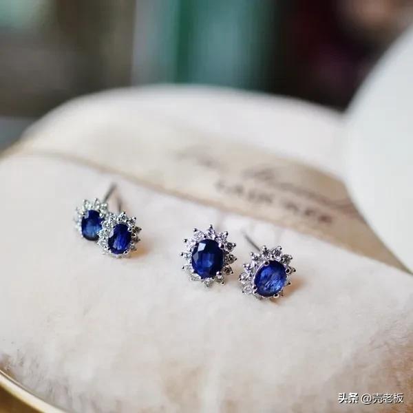 钻石耳钉和珍珠耳钉哪个好看,铂金耳钉和钻石耳钉一样吗