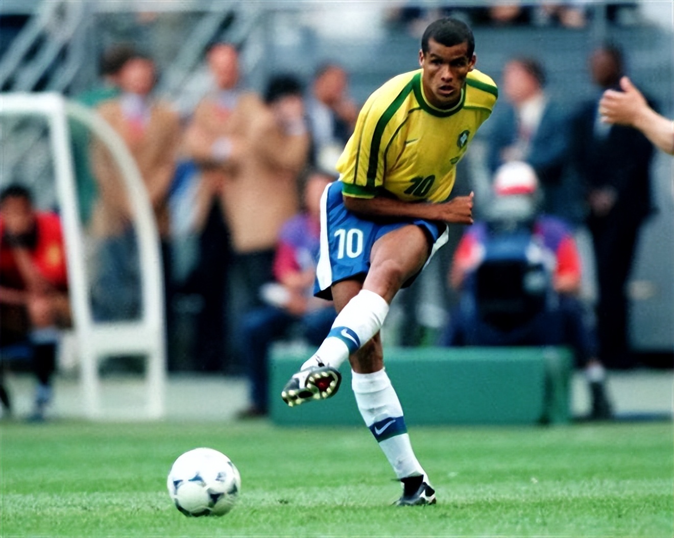 齐达内对阵里瓦尔多,里瓦尔多吊打齐达内