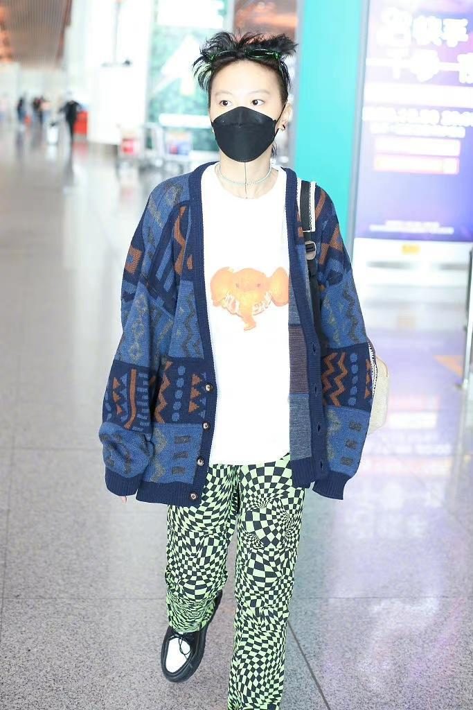 窦靖童短发发型棒球帽穿搭,窦靖童紫色卫衣搭配图片