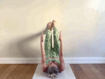 “盆底肌松”憋不住尿?这8个瑜伽体式不用跑跳,靠墙就能练!