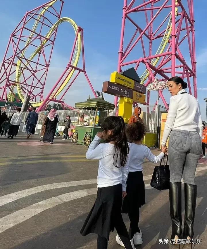 乔治娜身穿小香风外套和C罗在游乐场度过了愉快的一天，性感时髦