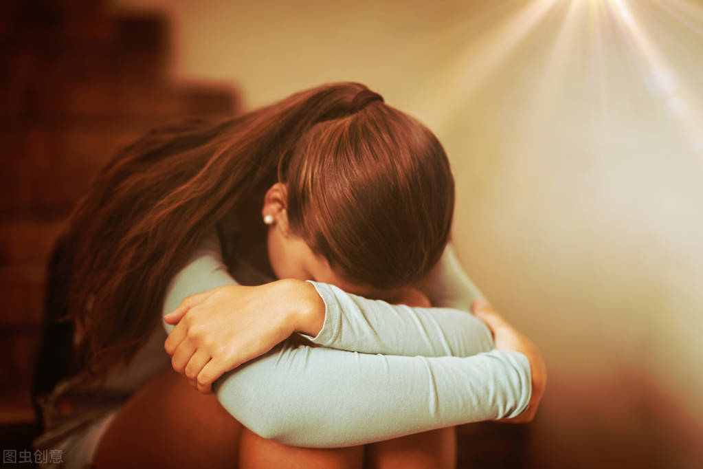 如何和沉默寡言不爱说话的人交流,人为什么越来越不爱说话变沉默了