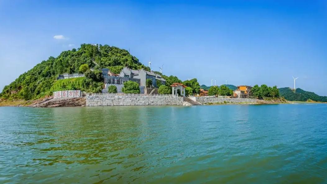 你一定去过许多迷人或神奇的地方,中国境内最值得去的三个地方