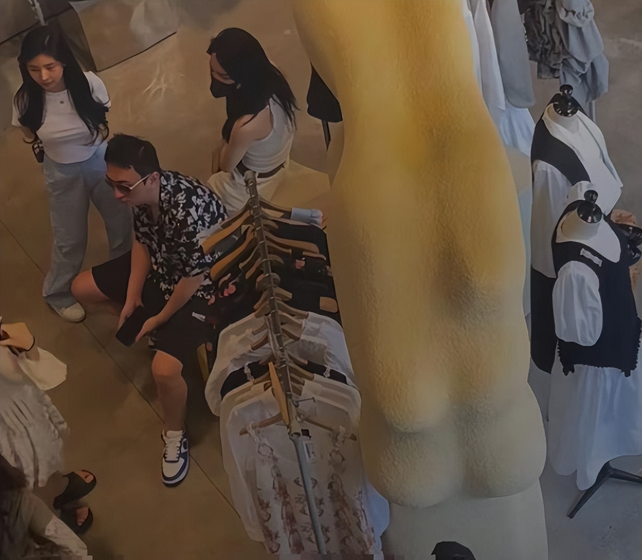 王思聪带美女开豪华游艇,王思聪开私人飞机带着网红去三亚