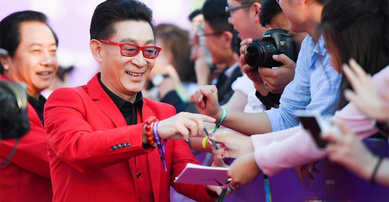 杨洁为何没有换掉六小龄童,杨洁为何没有换掉六小龄童呢