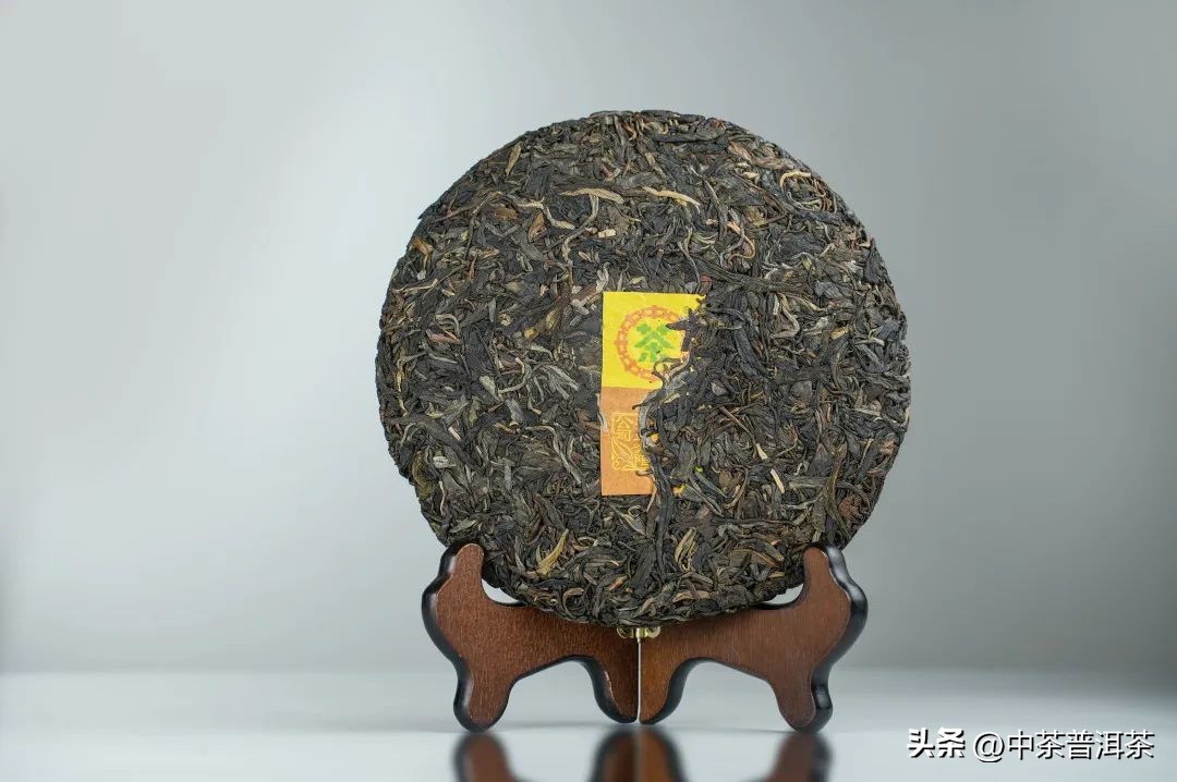 中茶2023孔雀普洱茶,中茶孔雀青饼品鉴图