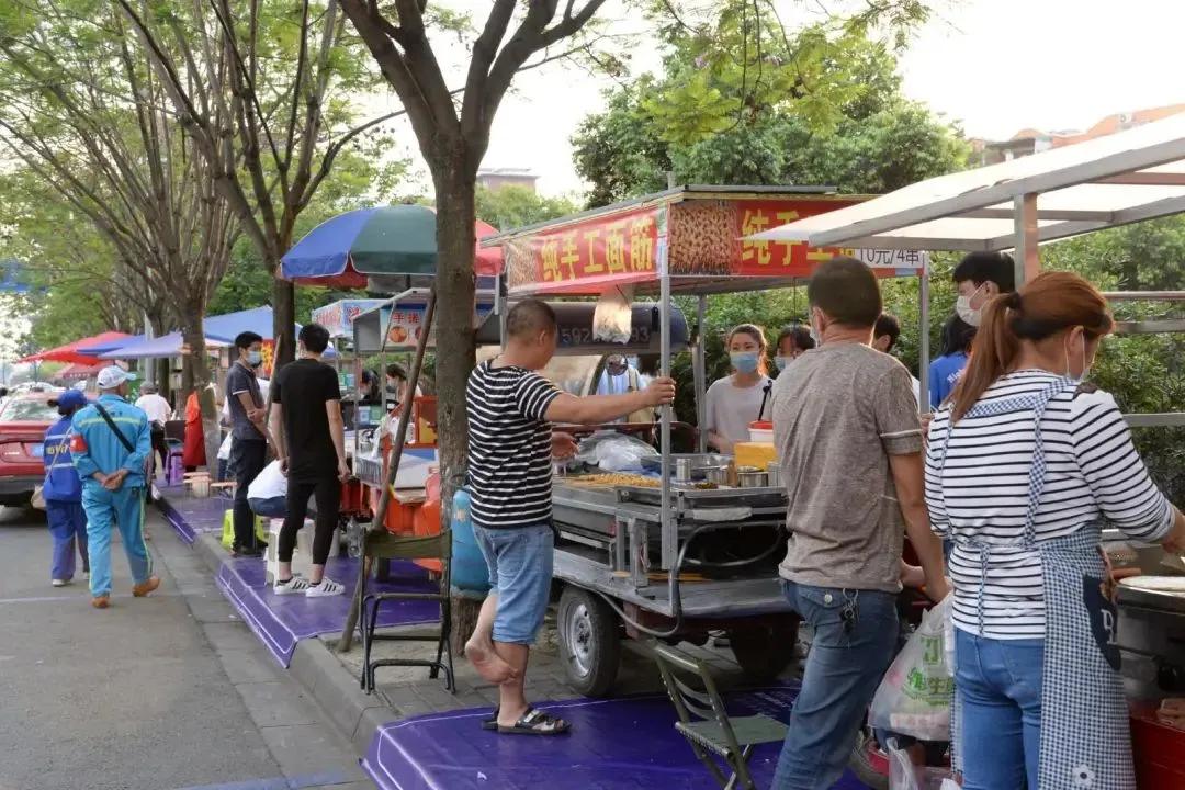 摆摊卖小吃一个月可以赚多少钱,摆摊卖小吃怎样才能挣大钱