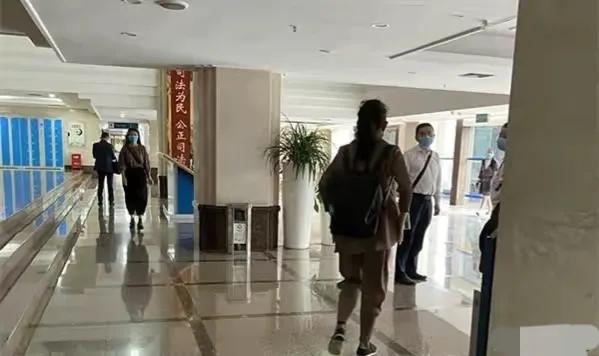 2022年57岁妇女跟8旬老翁离婚,分得5亿家产,老翁气晕：丢财又丢人