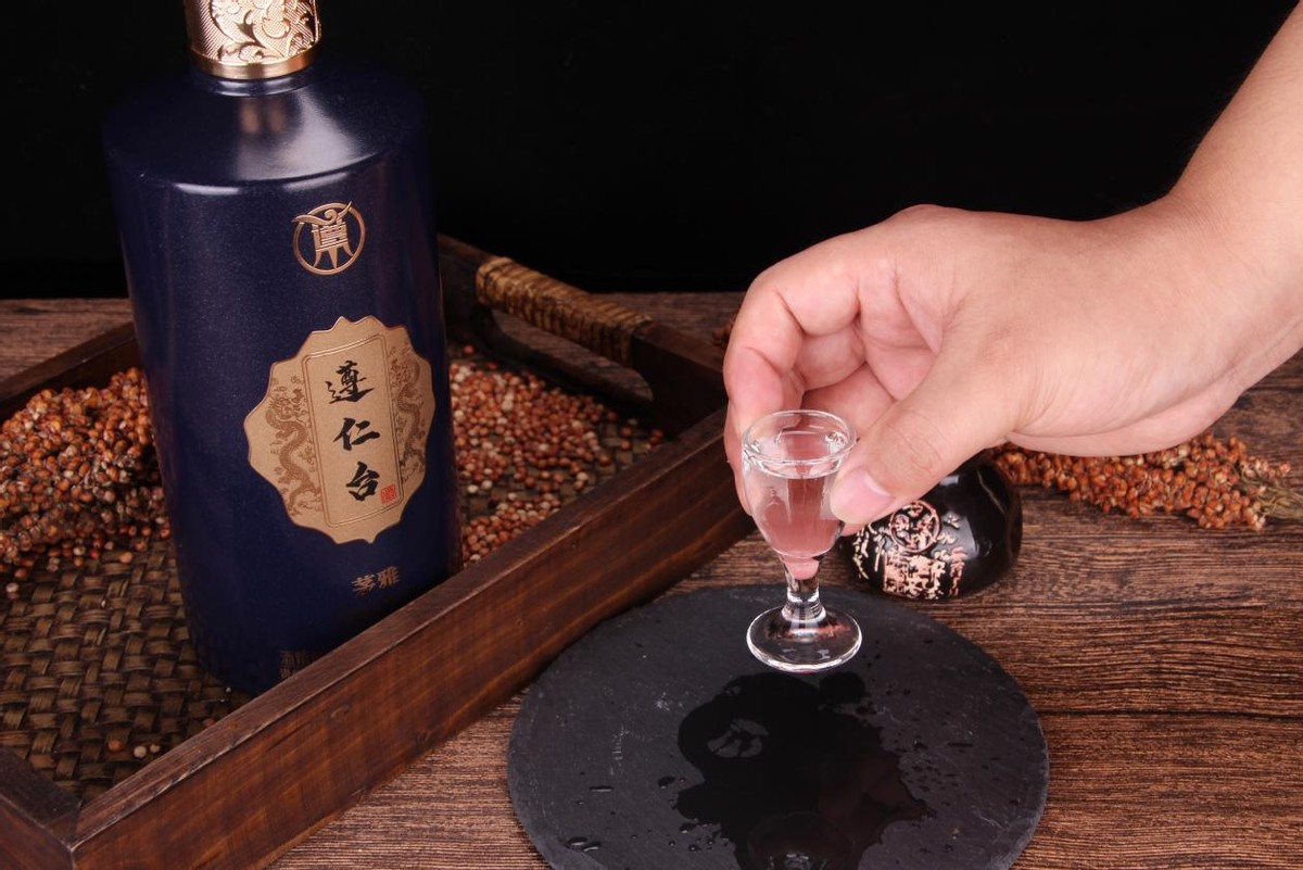 给人倒酒有什么讲究,给别人倒酒时双手是祭祀手吗