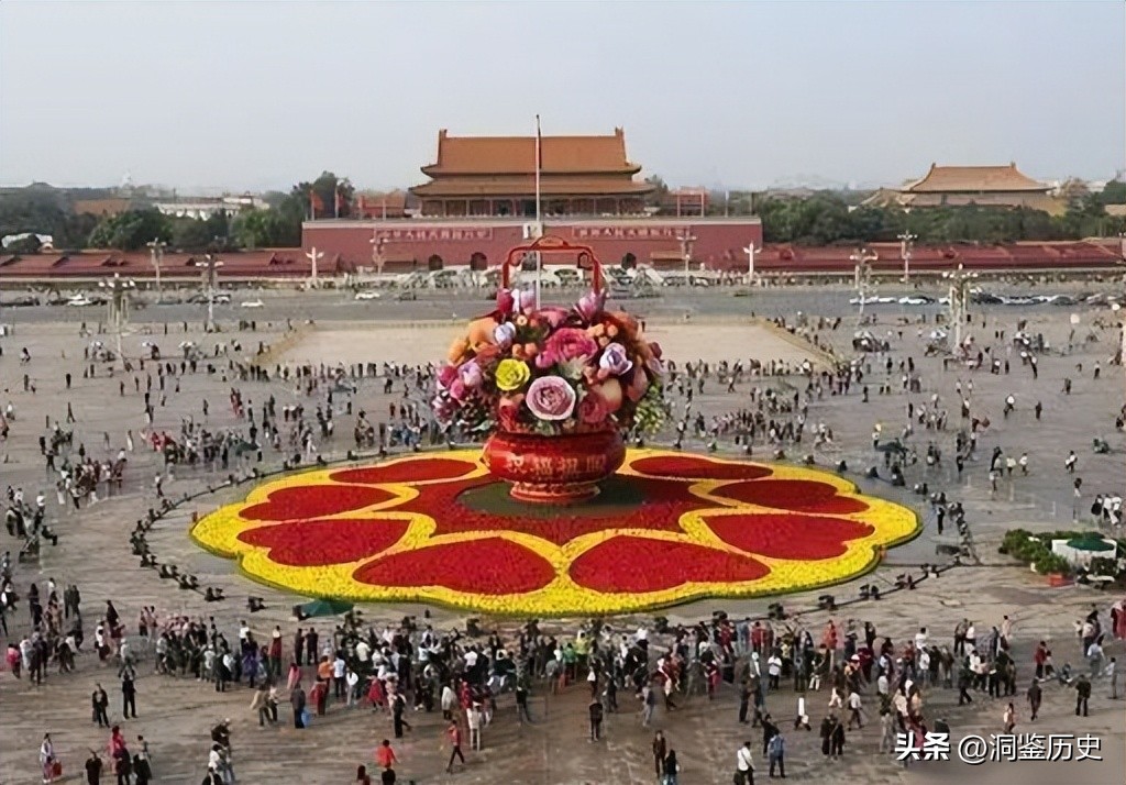 59年人民大会堂落成，毛主席视察时指着天花板笑问：这是谁的主意