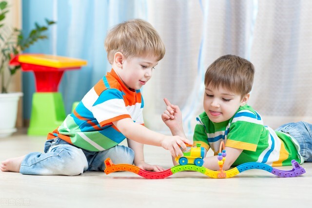 宝宝胆小害怕其他小朋友怎么办,小孩胆小不敢玩该怎么引导