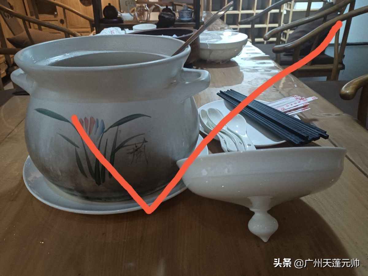 出门吃饭被服务员盯着看,出去吃饭看餐厅卫生