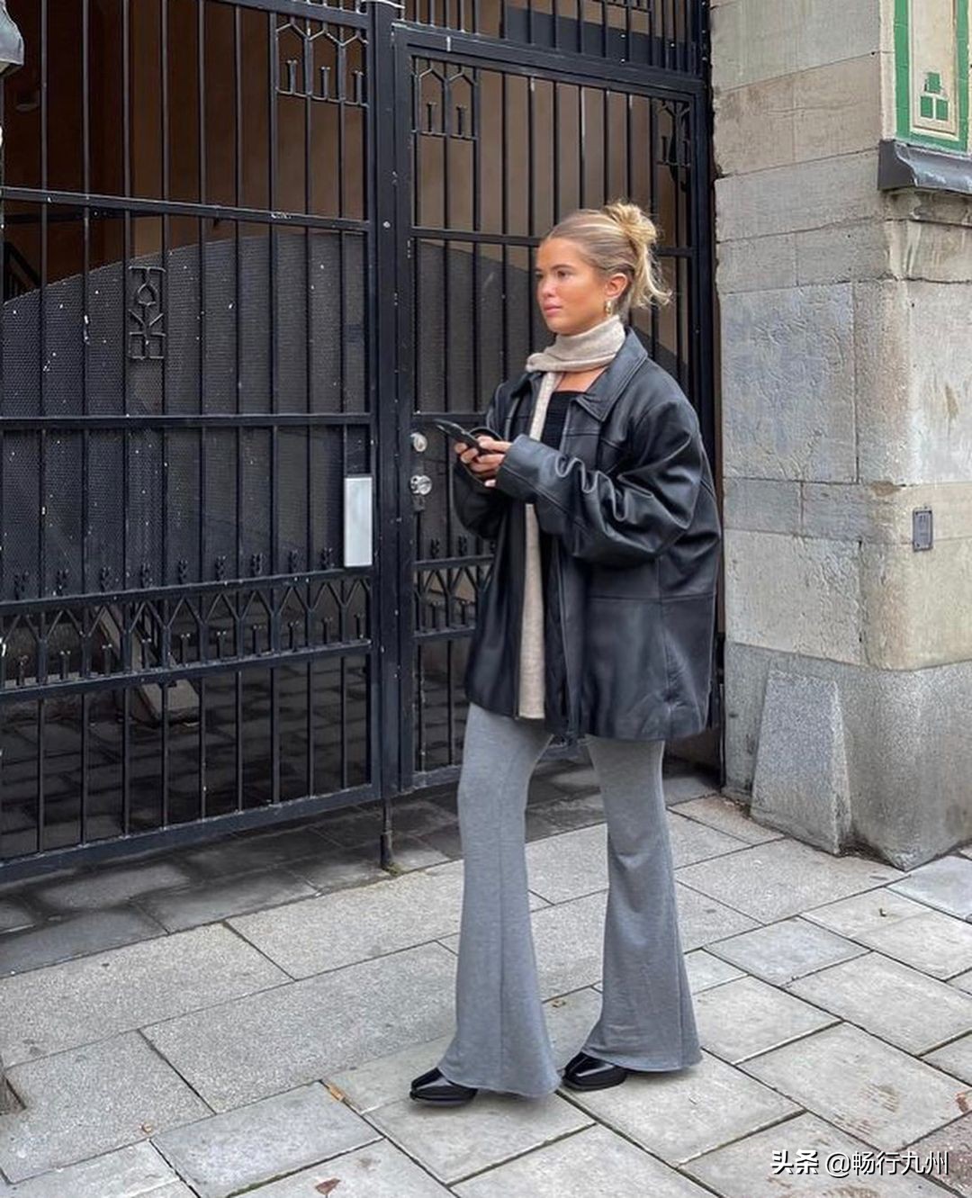 秋冬流行的大牌围巾,必备的三款颜色围巾