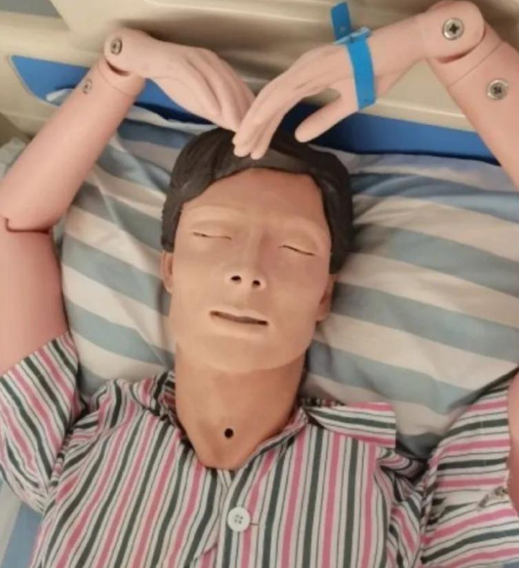 医学院“假人”火了,潦草中透着清澈的愚蠢,医学生:这是我本人