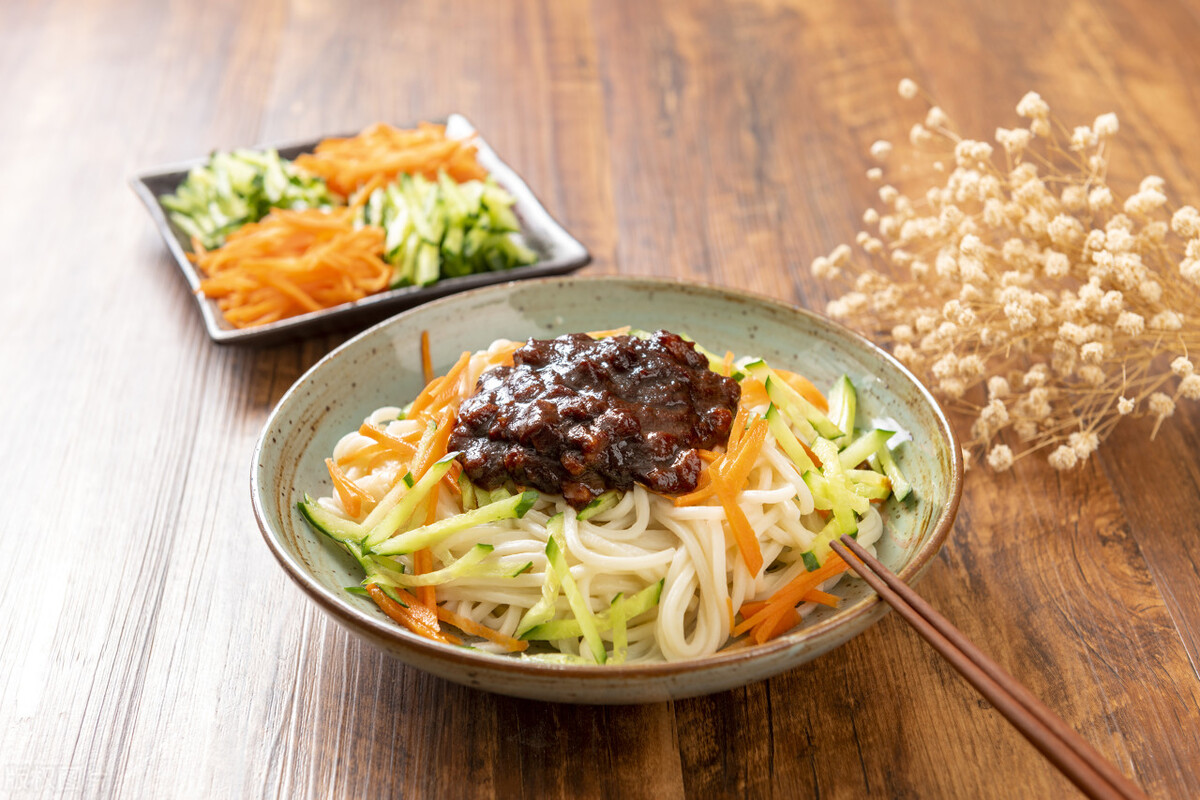 炸酱肉丝面条怎么做最好吃,芹菜炒肉炸酱面的做法