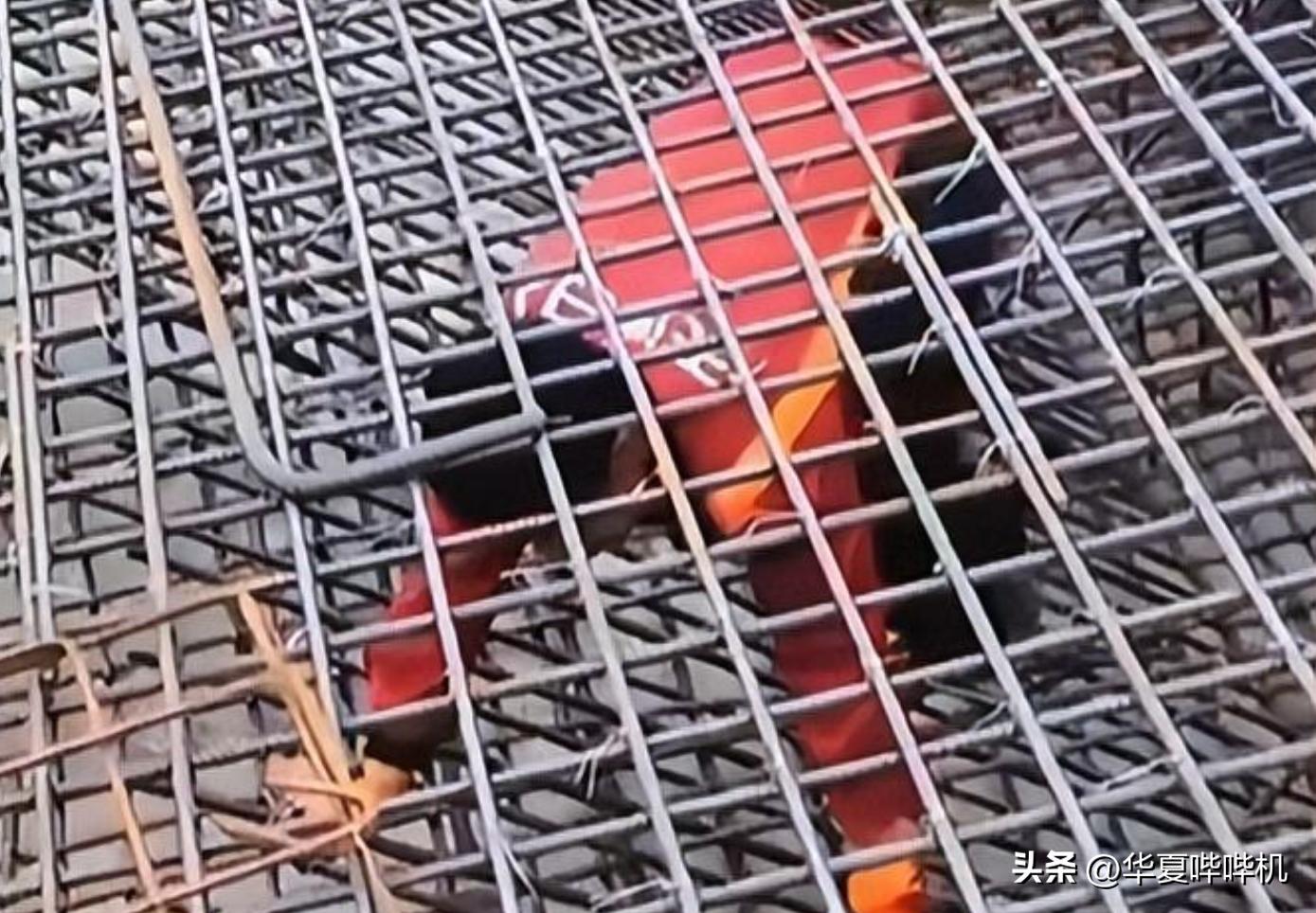 大学生去工地兼职,被工友欺骗,困在钢筋笼中,可恨、可悲、可叹