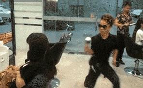 妹子的皮裤穿的真紧，有人知道妹子皮裤上的包怎么回事么，哈哈