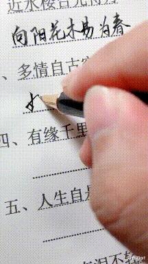 “帮表弟理发，不小心碗歪了，这下可咋办？”哈哈哈