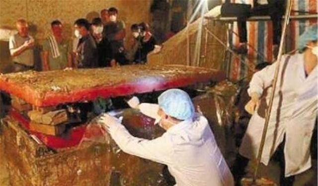 考古挖出巨大红色棺材,考古专家发现红色棺木