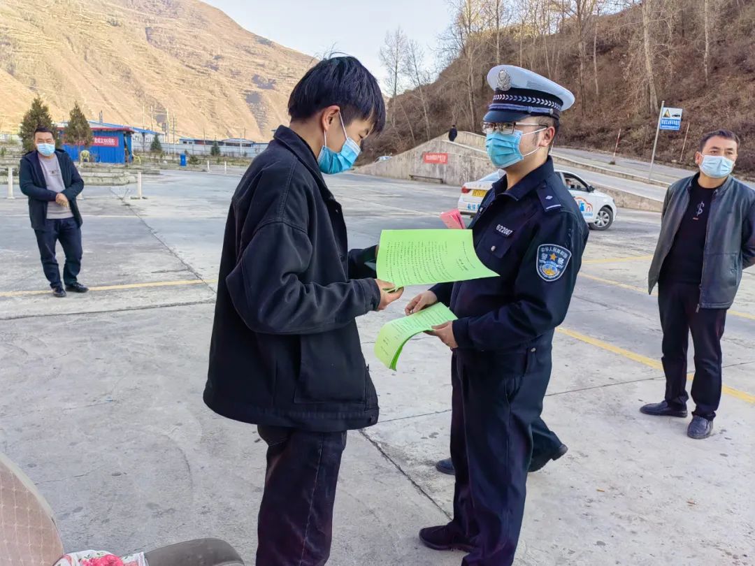 【预热122】疫情后驾校首个“复学日”宕昌公安交警送来“交安礼”