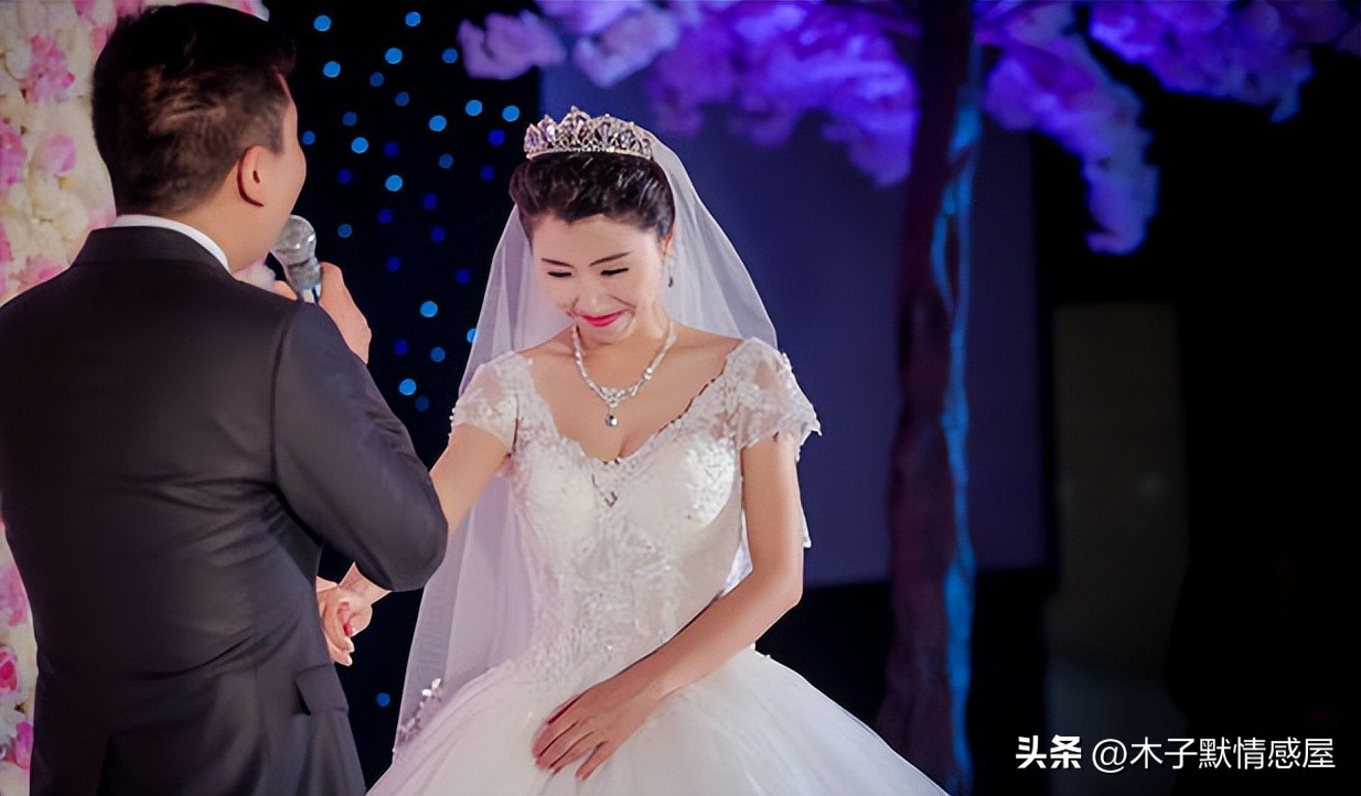 新娘穿粉色婚纱引热议,新娘穿婚纱意外走红