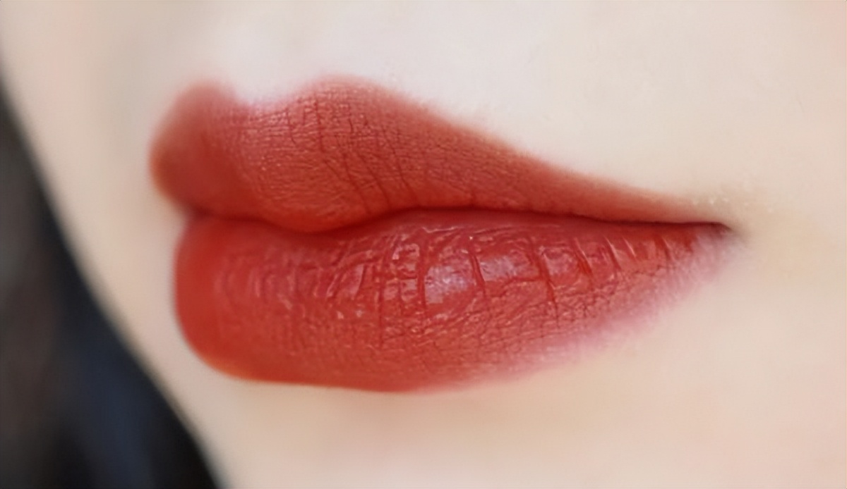 什么颜色的口红显白又滋润,秋冬黄皮显白口红色号推荐