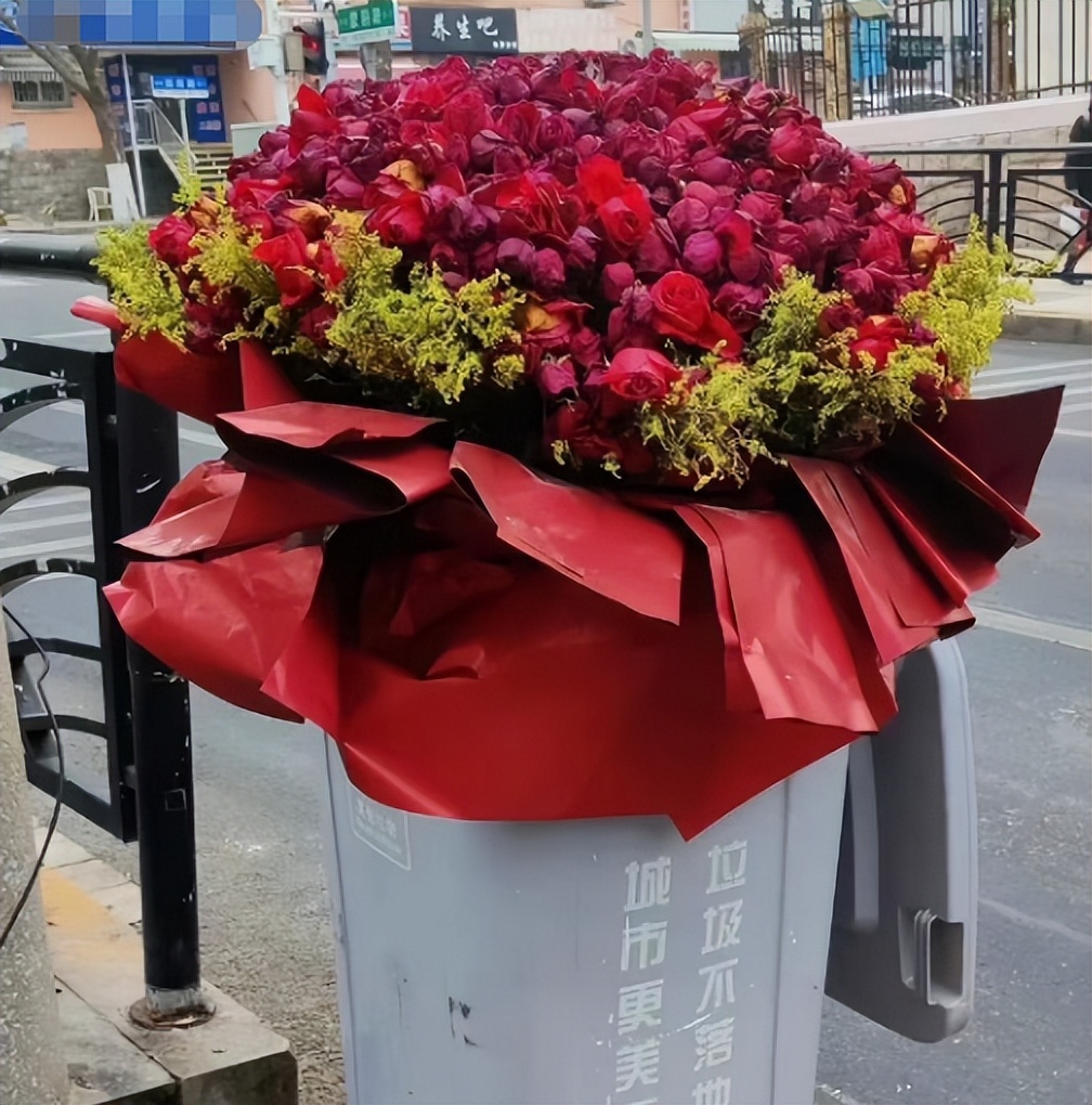 大叔深夜回收废弃花朵卖给花店，月入五千，有时还会有意外收获