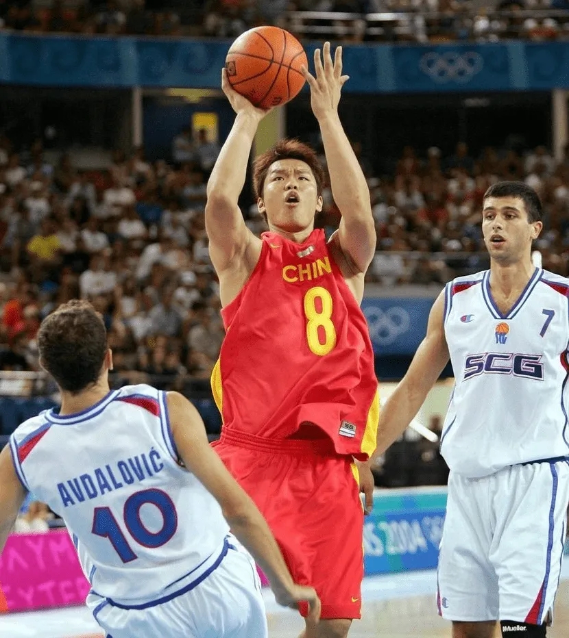 朱芳雨给老万颁发总冠军戒指,cba朱芳雨总决赛