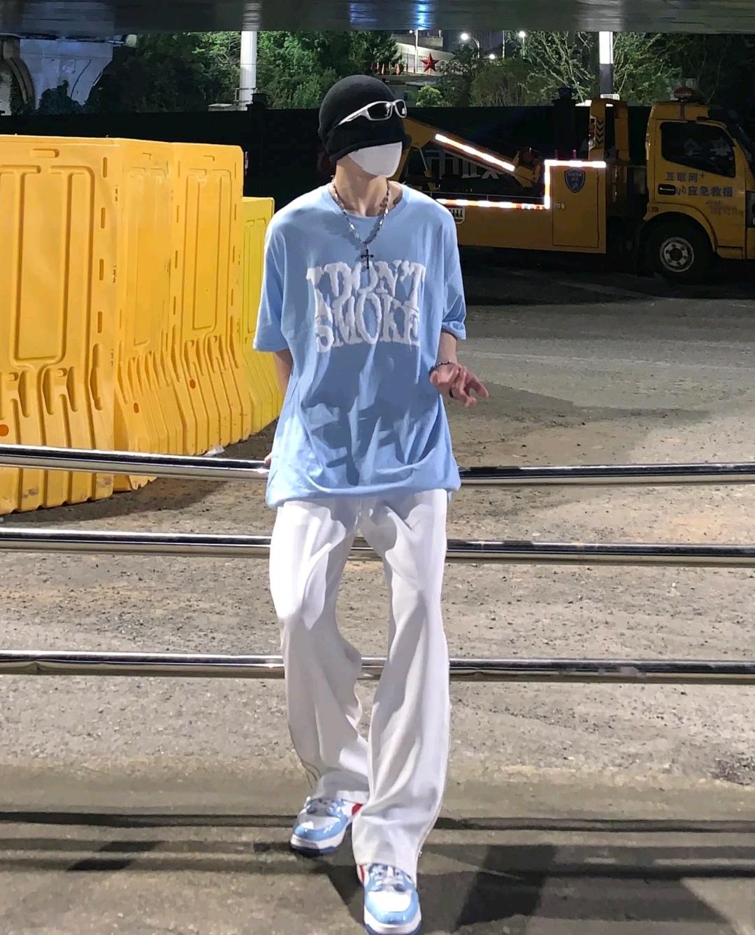 黄黑皮穿黄色衣服显白还是显黑,黄黑皮男人怎么穿才能显白