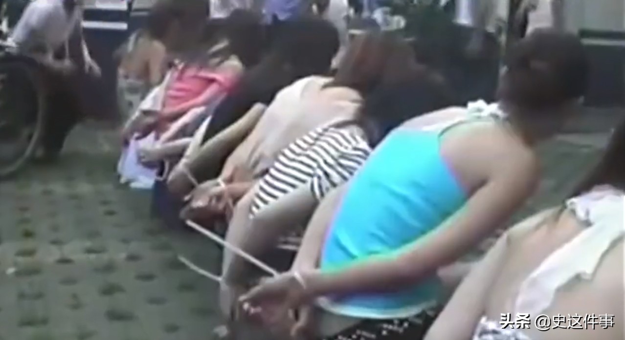 民警抓获一男子扮女装去卖淫,抓捕酒托女现场图片