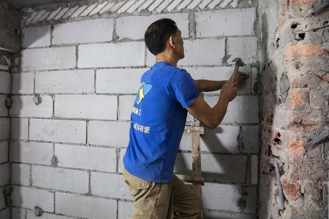 衣柜和墙面接缝处开裂怎么补救,墙面起皮起鼓开裂是什么原因引起