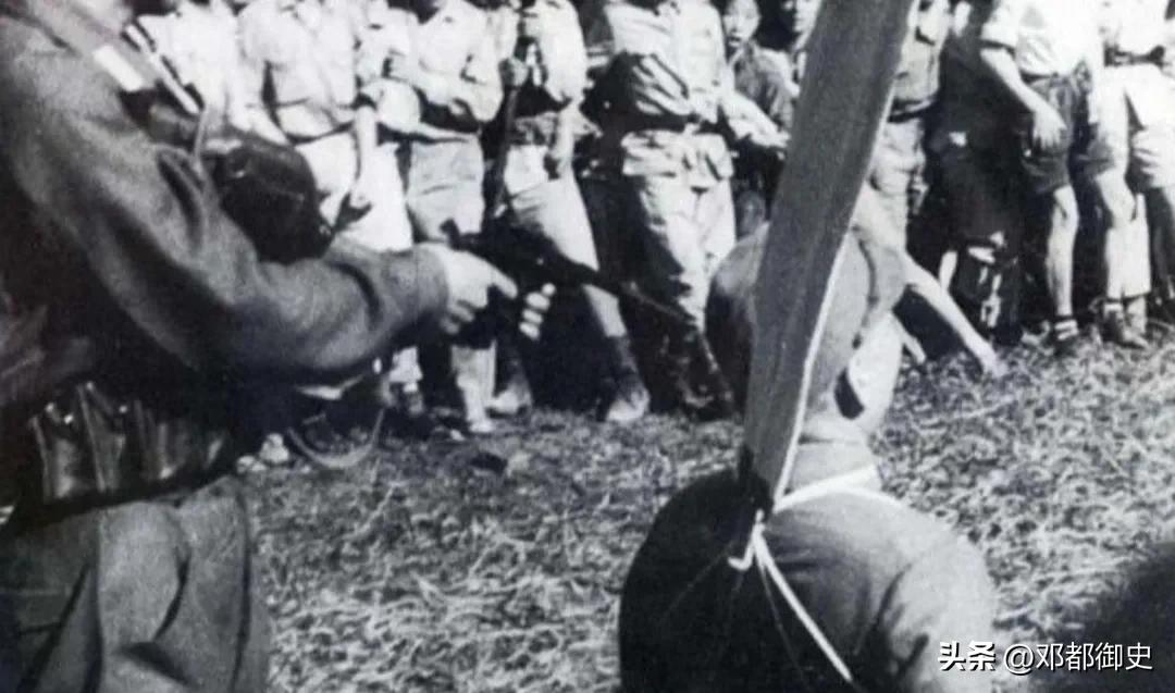 日军当着国军的面杀俘虏,日军侵华兽行