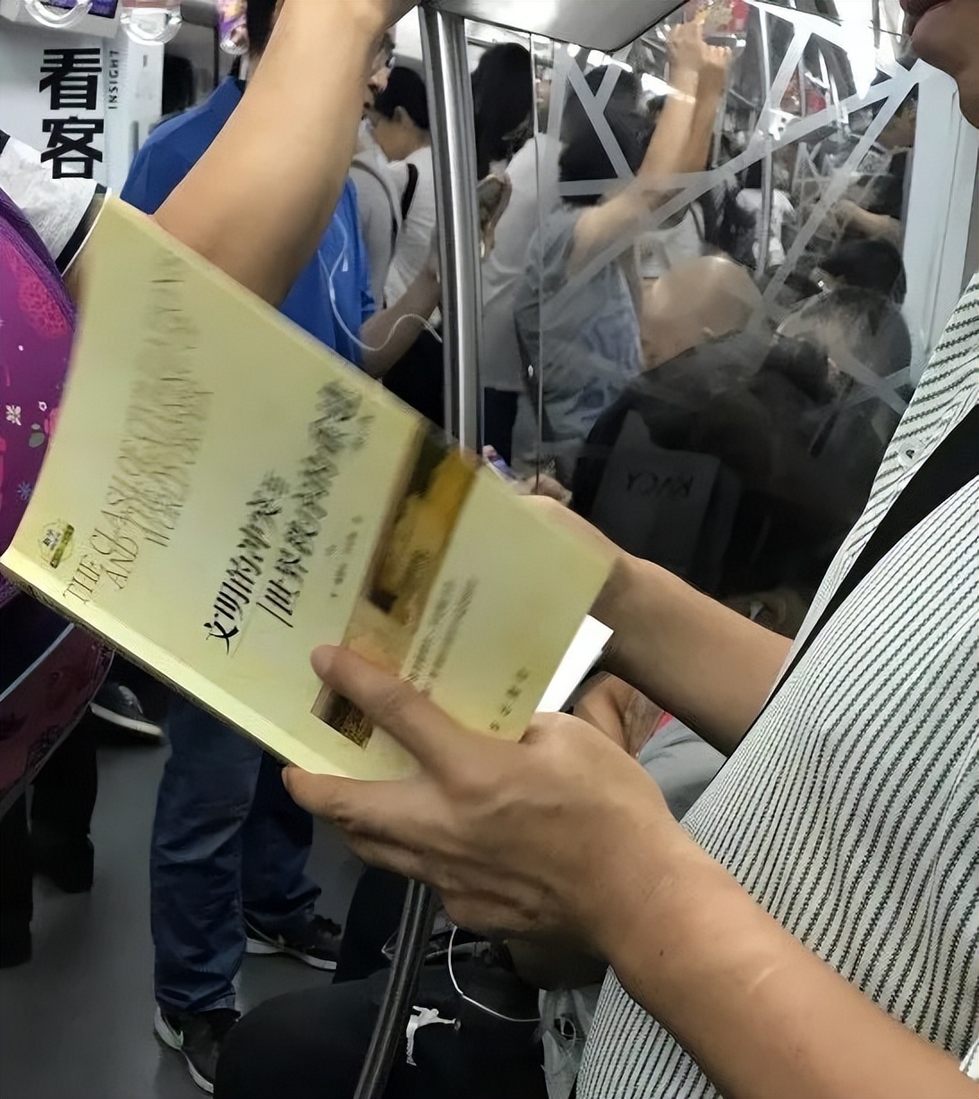 北京通勤路上,她用镜头记录2000个捧着书的人