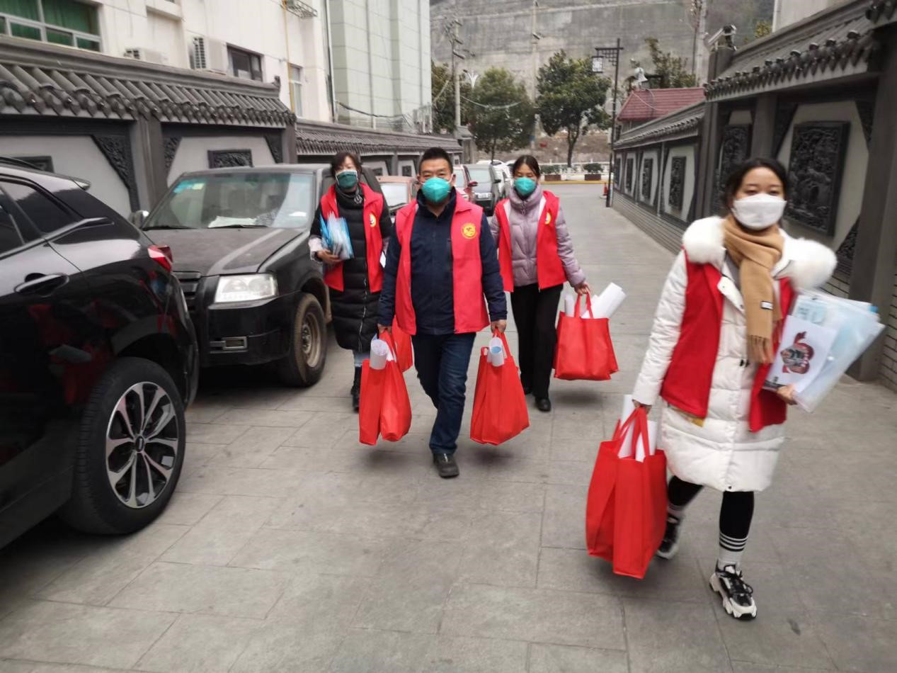 佛坪县袁家庄社区“健康礼包”温暖老年人