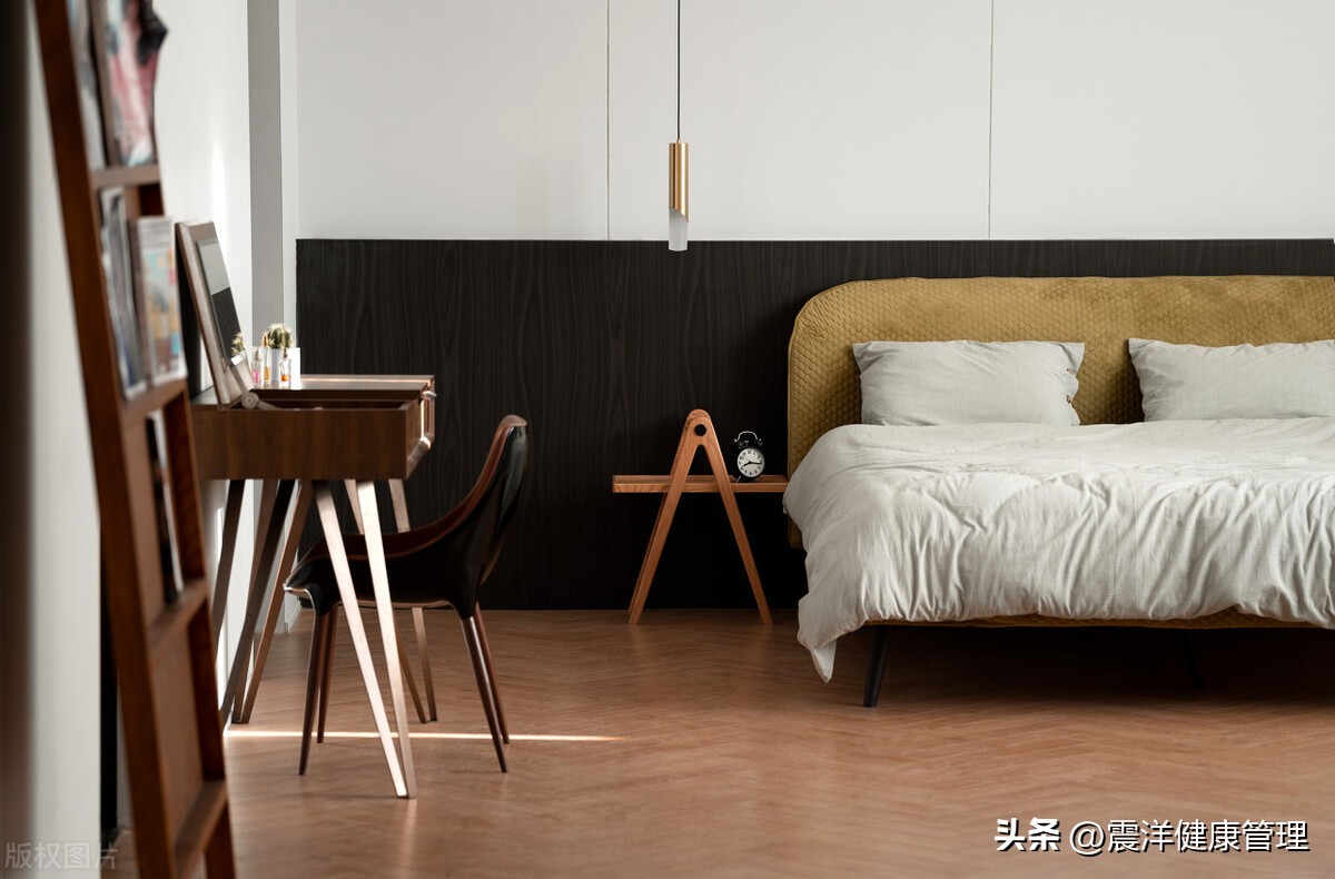 男子腹部痒，医生用镊子夹出16只阴虱！原来阴虱的传播途径有4个