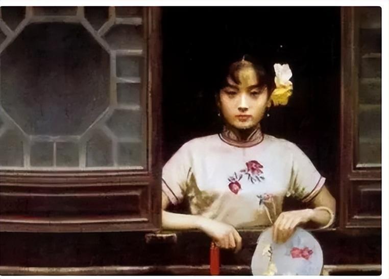 女子穿日军军装拍照被拘留,女子穿侵华日军服装摆拍新闻视频