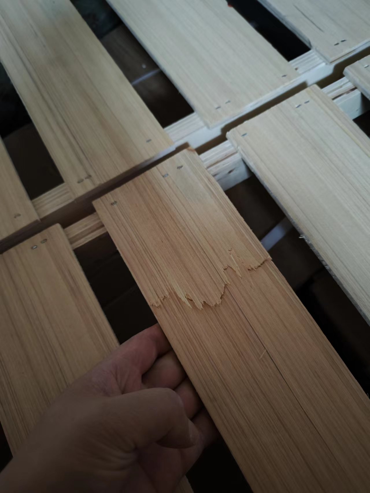 刚买的实木床床头接缝处开裂了,新买的床木头开裂