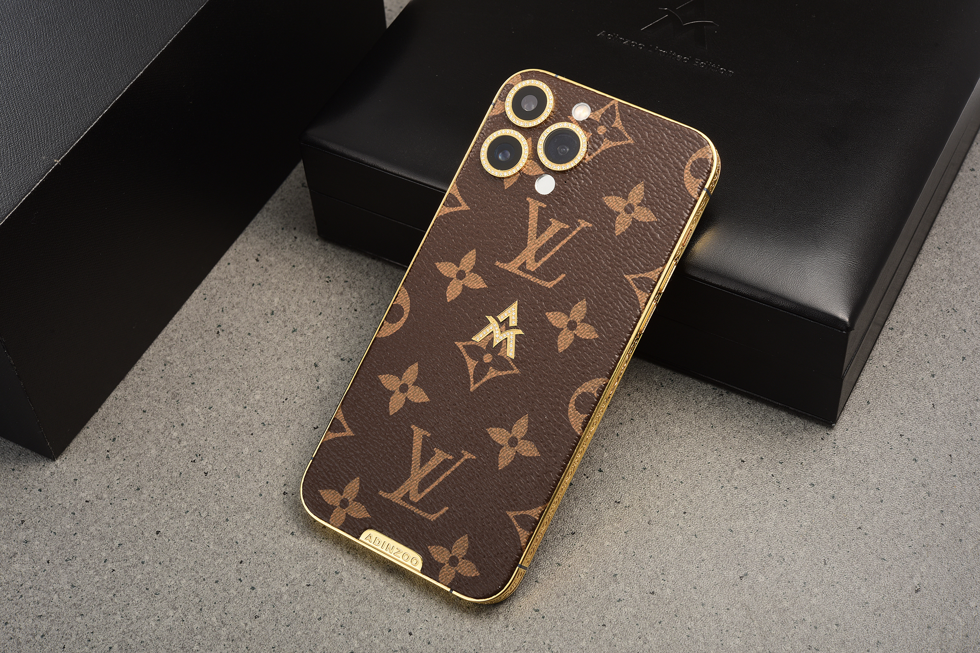 年轻人的第一款LV，不一定非要包包，也可以是LV定制iPhone