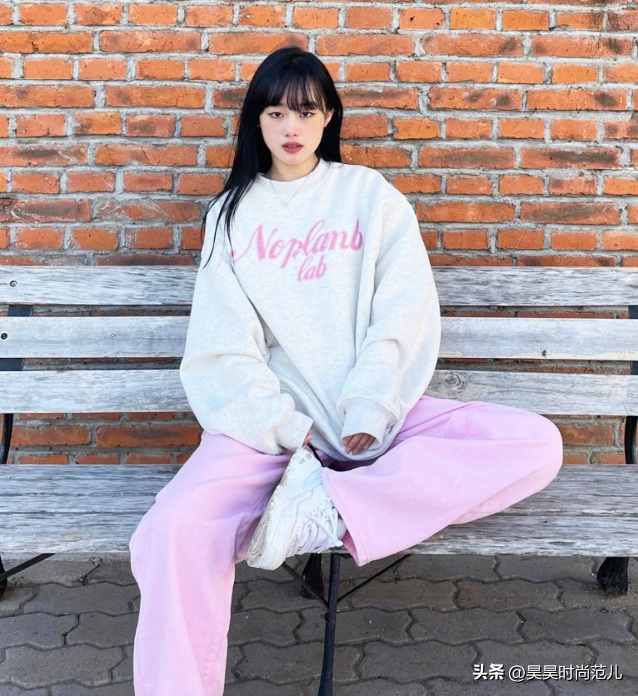 卫衣搭配外套的穿搭春款,矮个子初春风衣卫衣搭配