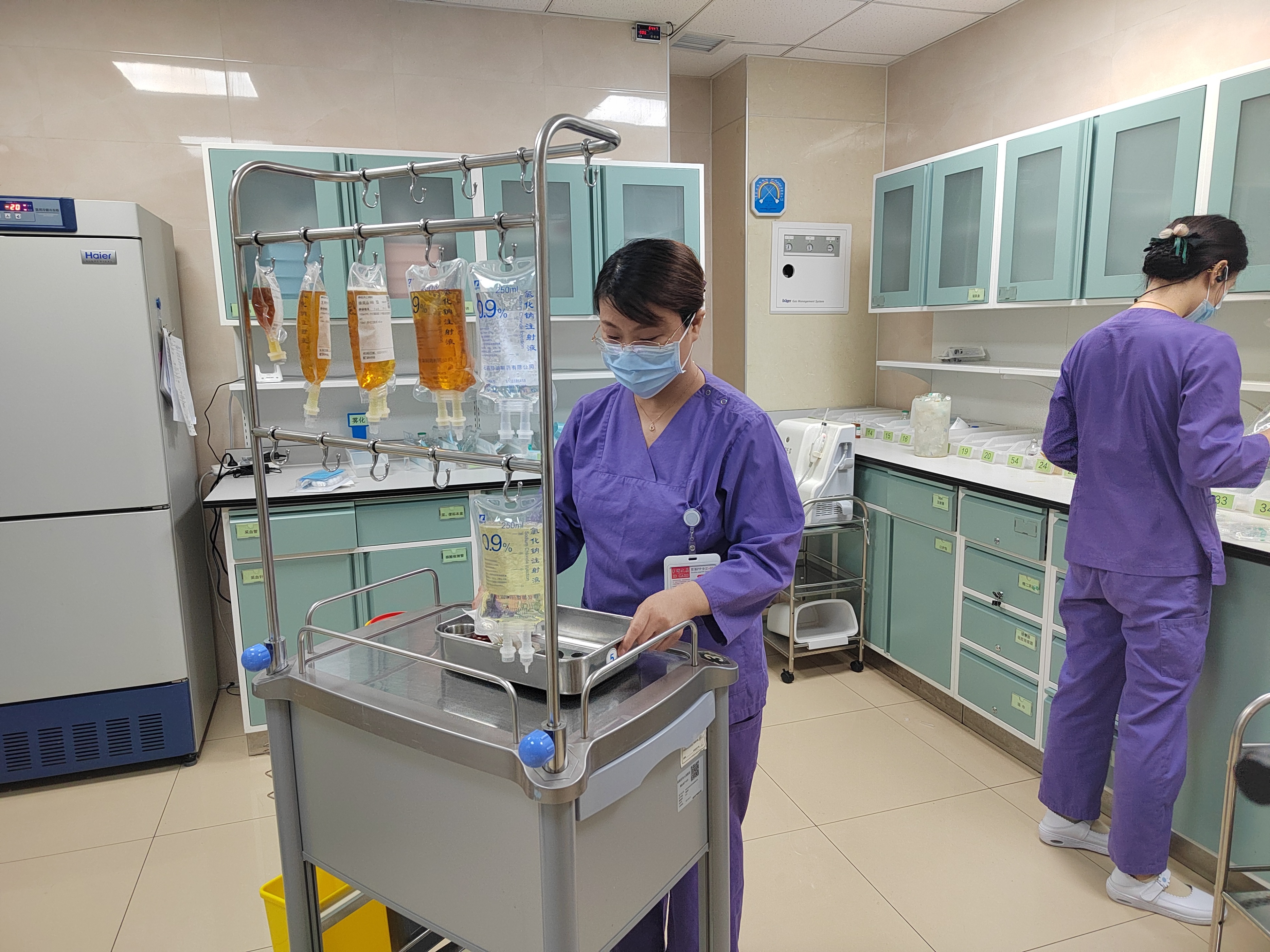 篮球馆里众人抢救晕厥男子,篮球场晕倒医生救人