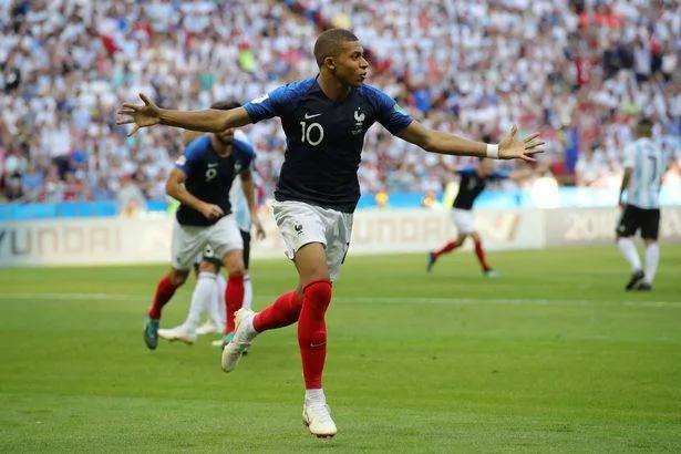 2022世界杯姆巴佩金靴奖,2015年足坛金球奖前三名内马尔