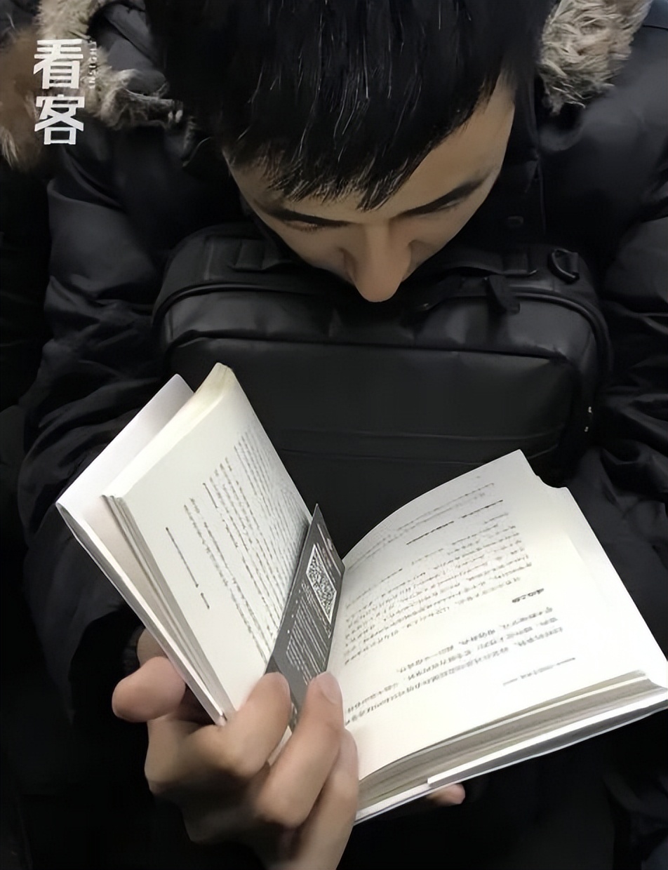 北京通勤路上，她用镜头记录2000个捧着书的人