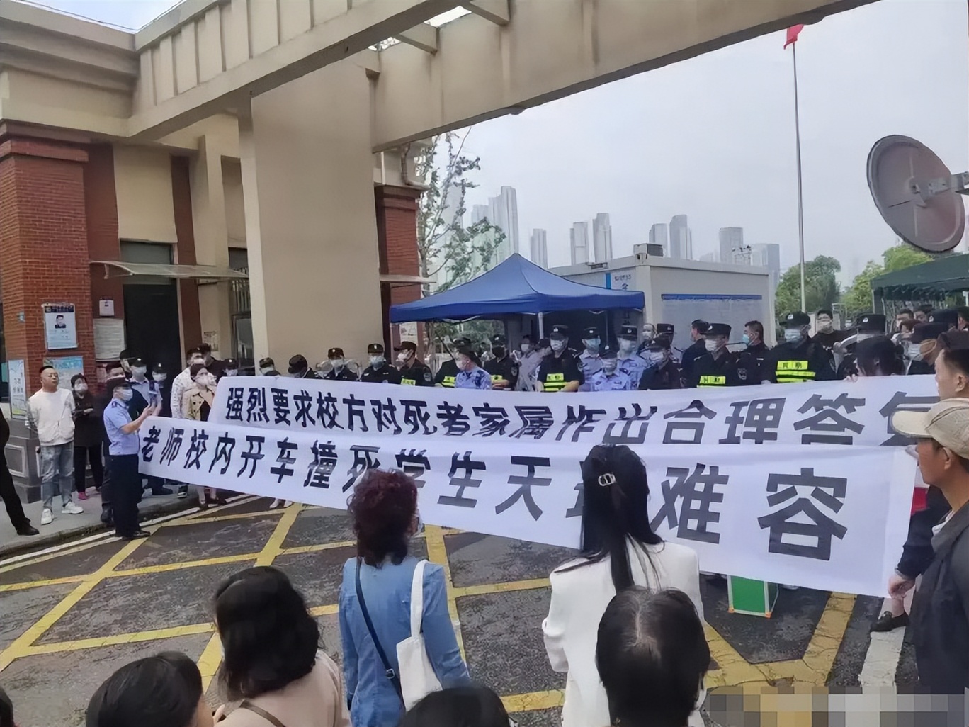 男子勇救落水女孩被指责,男子勇救落水女孩事后遭人谴责