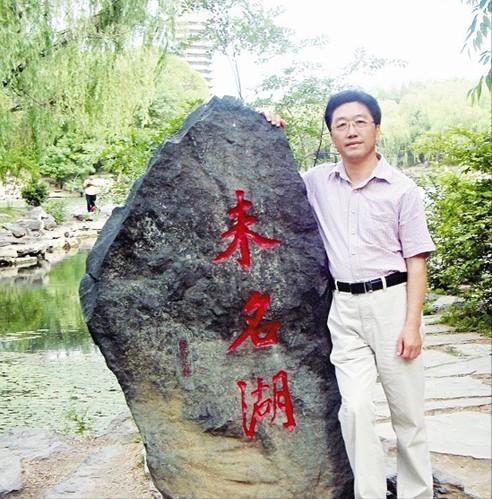 当年“小平您好”4字横幅：横幅用的是床单，笔用的是抹布