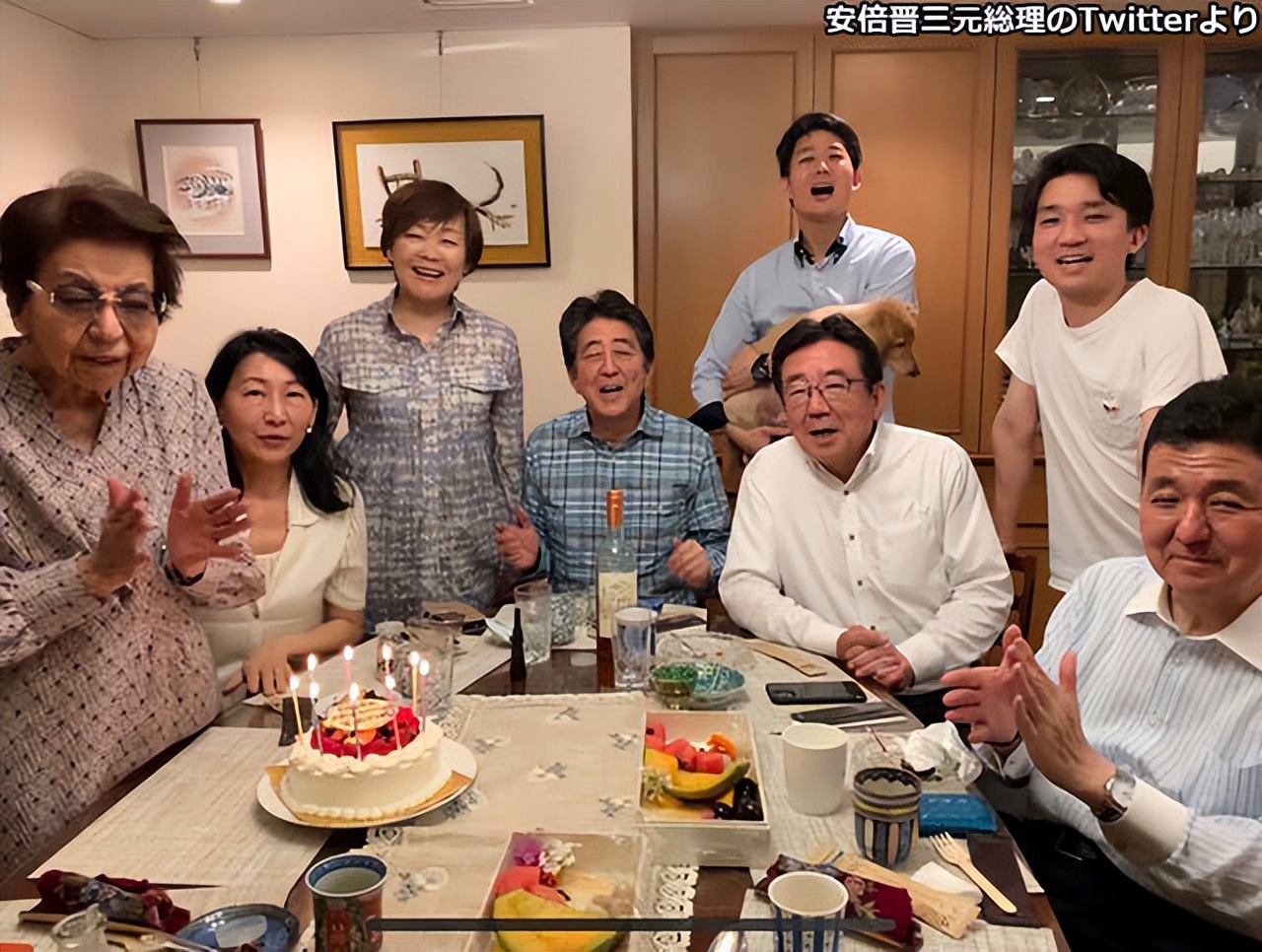 安倍遇刺身亡在场女保镖引热议,安倍妻子对安倍遇刺的反应